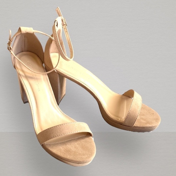Wild Diva Lounge Neutral Ankle Strap Platform Valery Block Heel Sandals 10 NWT - Picture 1 of 16